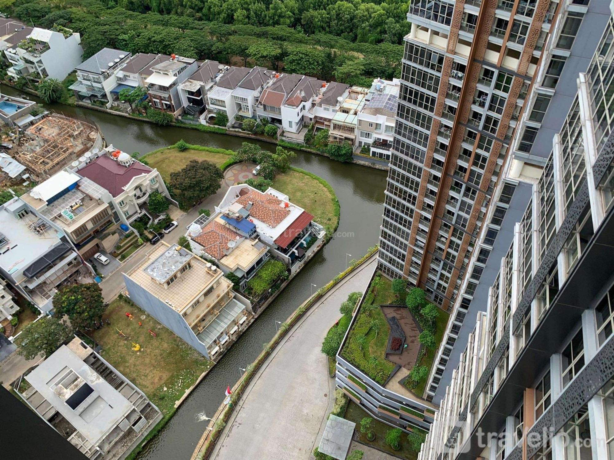 Warm And Modern Look At Gold Coast By Travelio Jakarta