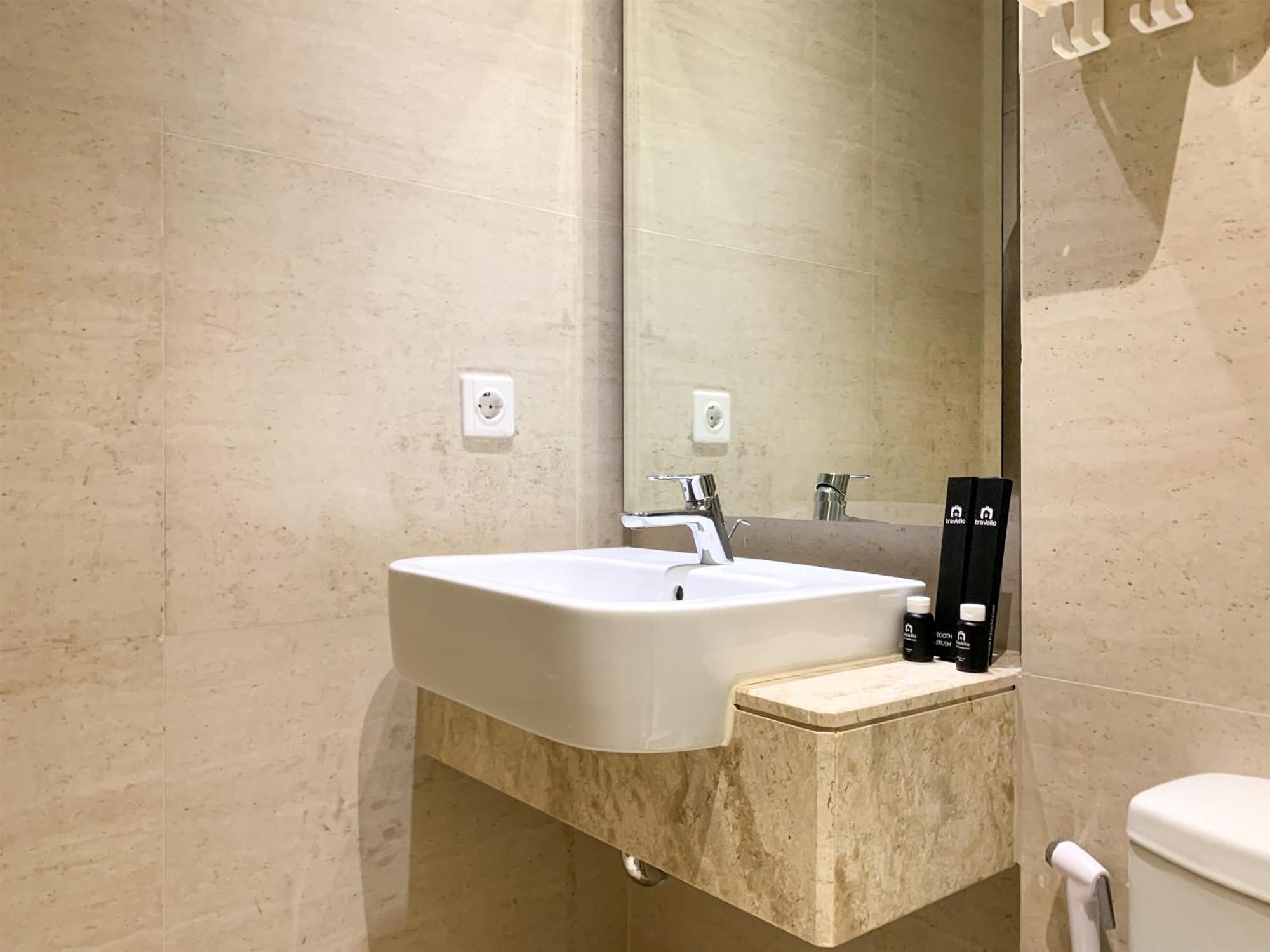 Warm And Modern Look At Gold Coast By Travelio Apartment Jakarta